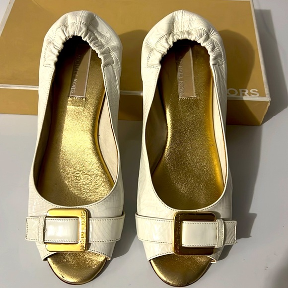 Preowned MICHAEL KORS peep toes flats. White. Size 7M. Made in Italy. - Picture 4 of 8
